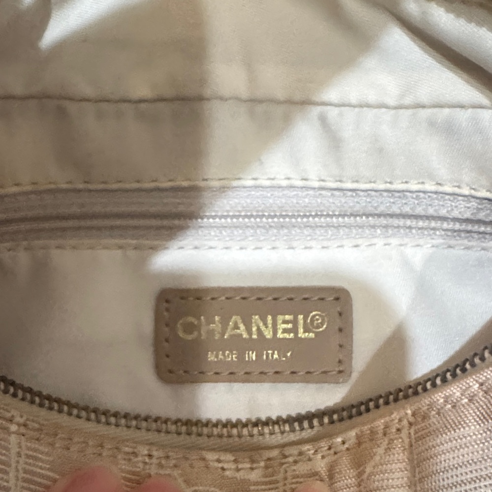 CHANEL Elegant Shoulder Bag - Picture 9 of 16